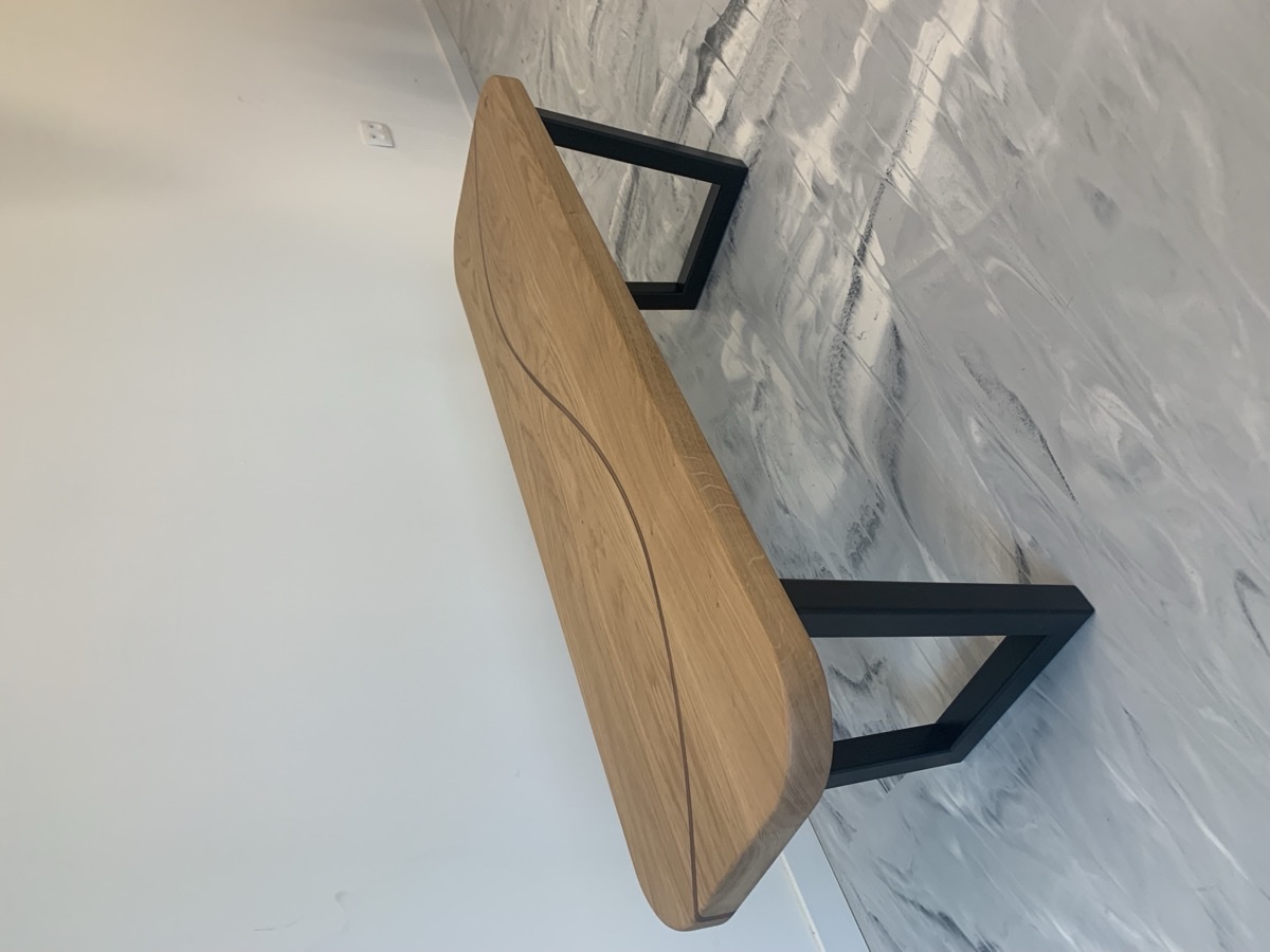 Volledig zicht op de afgewerkte gebogen binnenbank