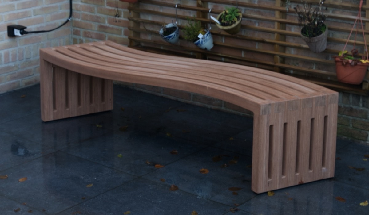 Close-up van de houtstructuur en afwerking van de tuinbank